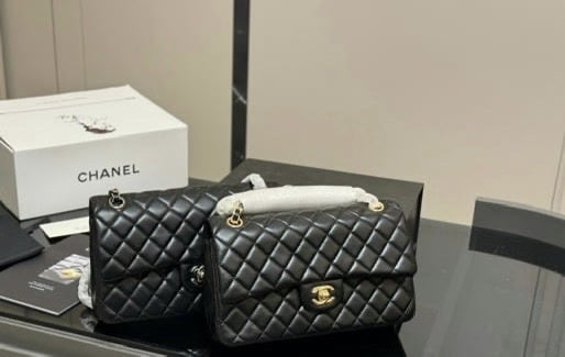 Classic Flap Medium Bag in black