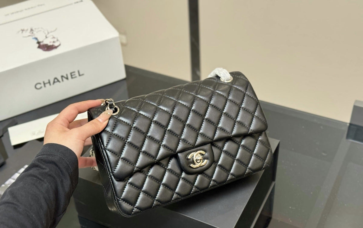 Classic Flap Medium Bag in black