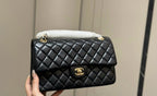 Classic Flap Medium Bag in black