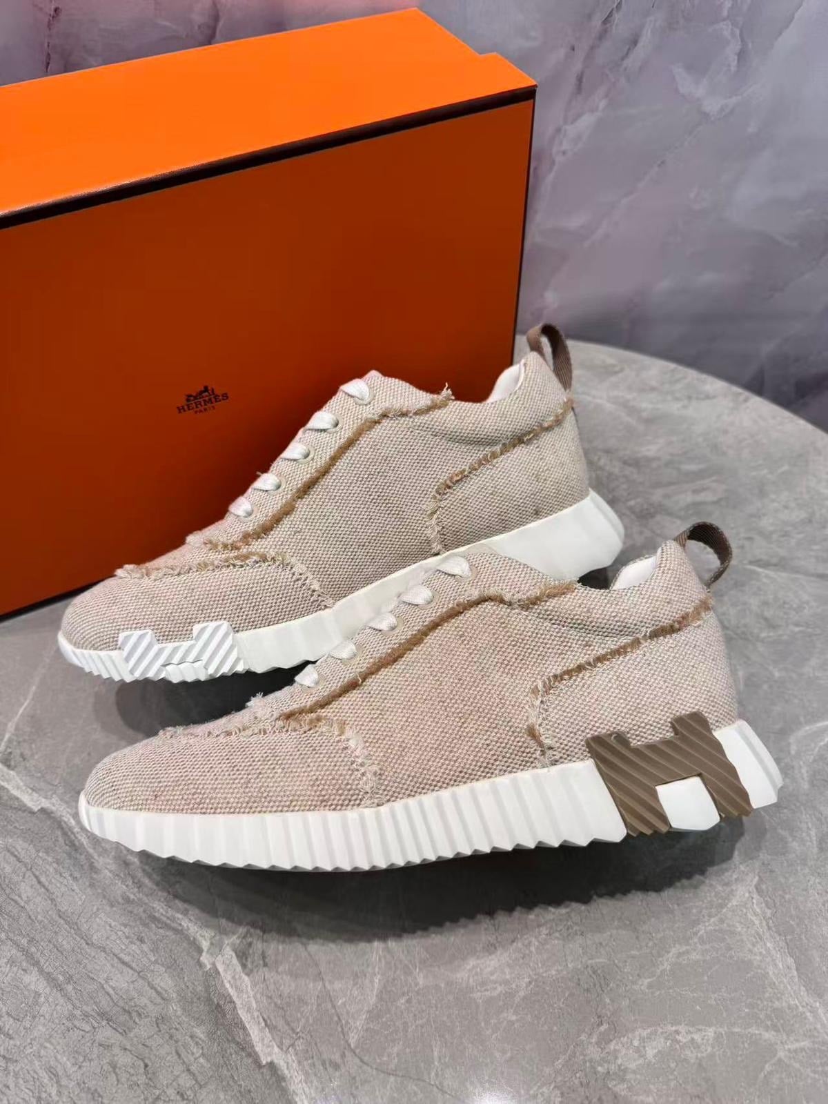 Bouncing Sneakers – Beige Textured Lace-Up Trainers with White Sole — product image