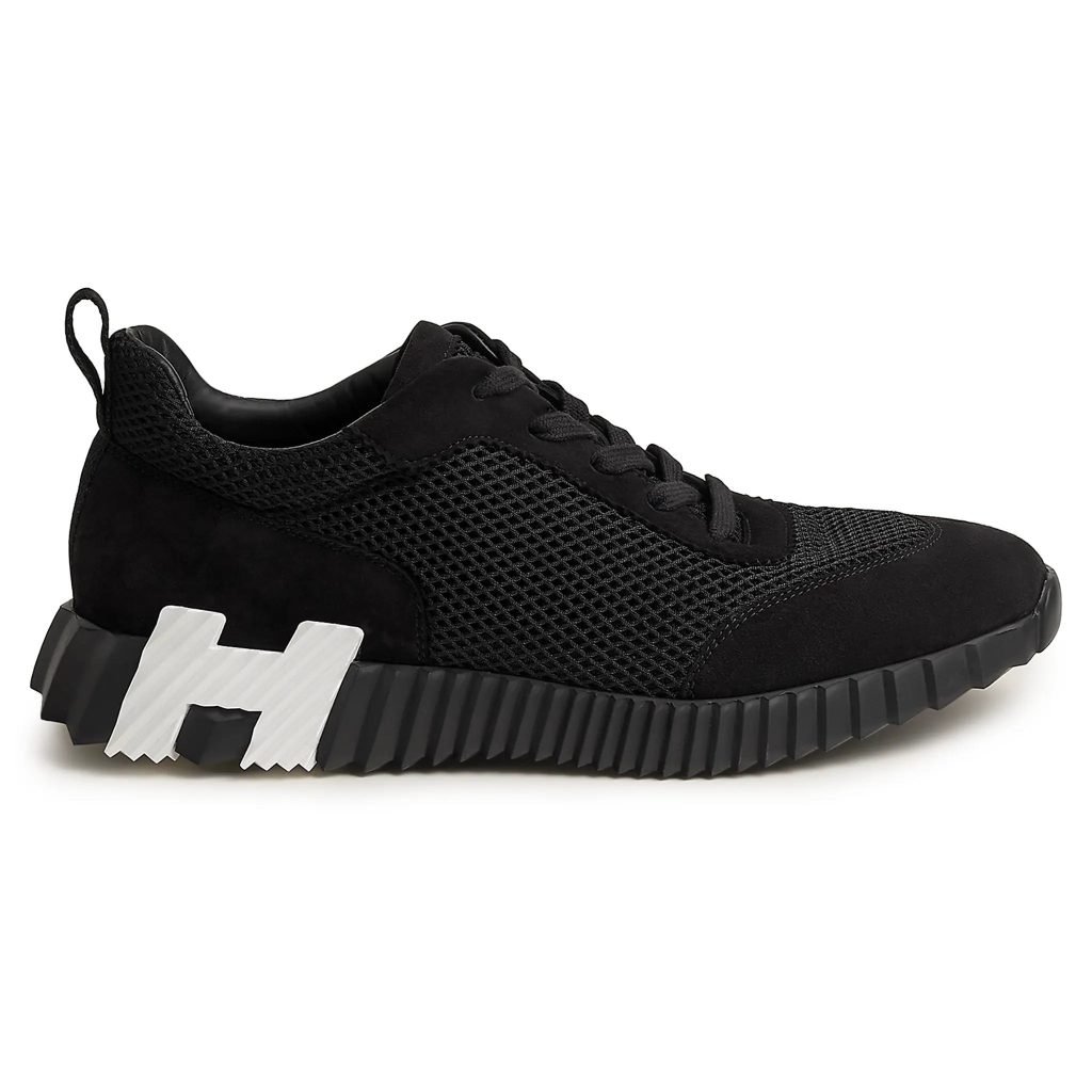 Bouncing Sneakers in black and white