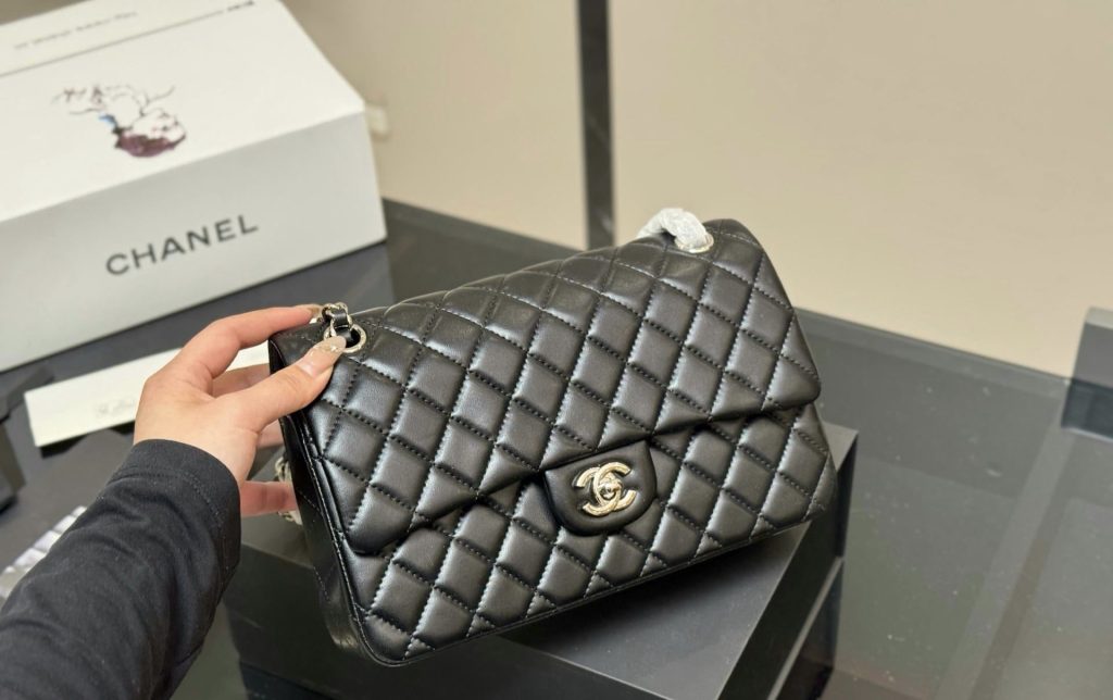 Classic Flap Medium Bag in black